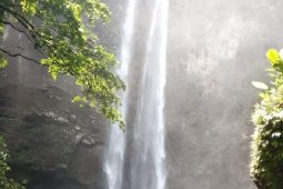 Masyarakat Mukomuko bangun sarana penunjang wisata air terjun