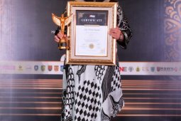 Wagub Kepri terima penghargaan Best Women Inspiratif 2021