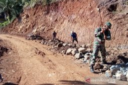 Satgas TMMD pecahkan batu bersama warga di Batu Rosak