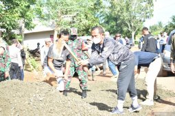 Bupati-wabup ikut gotong royong perbaiki jalan Dusun Plasma RT08
