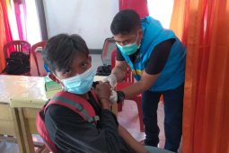 Riko izin kerja demi ikut vaksinasi di Puskesmas Teluk Melano