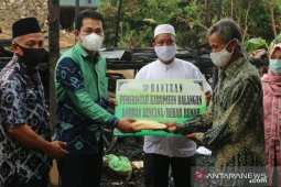 Bupati Balangan serahkan bantuan kepada korban kebakaran