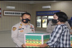 Polres serahkan paket untuk purnawirawan dan warakawuri