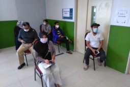 Staf KJRI Kuching jalani vaksin COVID-19 pertama