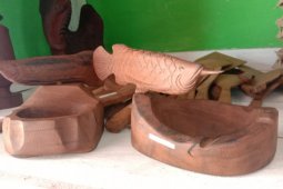 Desa Tekudak pasarkan produk unggulan khas Kapuas Hulu ukiran ikan Arwana