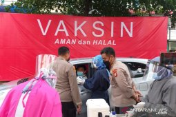 Warga antusias jalani vaksinasi "drive thru" di Polres Metro Jaksel