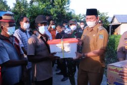 Wabup Tanjabbar beri bantuan kepada korban longsor di Kuala Betara