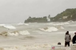 Waspadai gelombang tinggi empat meter di sejumlah perairan