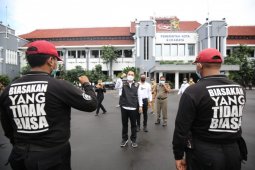 Wali Kota Surabaya semangati petugas lapangan penanganan COVID-19