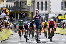 Tour de France: Merlier juarai etape 3 saat rival bertumbangan