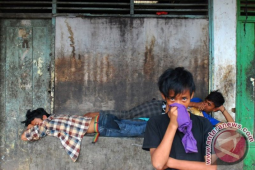diduga menghisap lem, Polisi tangkap tujuh remaja