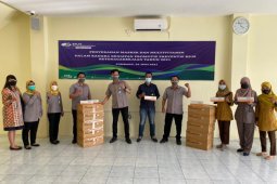 BPJAMSOSTEK Jombang serahkan bantuan masker dan multivitamin untuk pekerja