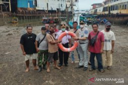 Jasa Raharja Babel serahkan bantuan "lifebuoy" kepada pemilik kapal motor