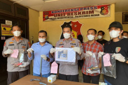 Polisi tangkap tiga pencuri senjata  api anggota Polairud