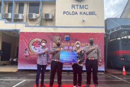 Jasa Raharja serahkan 100 paket sembako untuk masyarakat di Hari Bhayangkara