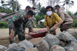 Masyarakat gotong royong langsir batu di TMMD Desa Sihuom