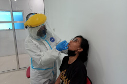 Tes antigen dilakukan secara acak pada penumpang pesawat yang tiba di kota Sorong