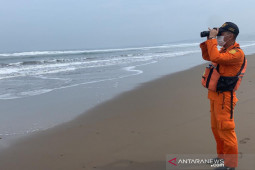 Belum ditemukan, tiga nelayan korban kapal terbalik di perairan Garut