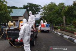 Polres Bone Bolango semprotkan disinfektan di fasilitas umum