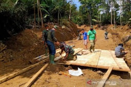 Satgas TMMD kebut pembangunan jembatan di Desa Sihuom