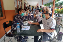 TNI AL laksanakan serbuan vaksin masyarakat maritim di RS TPT dr. R Soeharsono