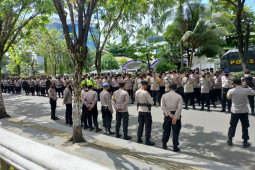 Maknai hari bhayangkara tanpa kekerasan hadapi pengunjukrasa