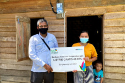 40 rumah warga kurang mampu di Bengkayang nikmati listrik gratis PLN