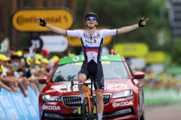 Tour de France: Mohoric menangi etape ke-7, Van der Poel pertahankan yellow jersey