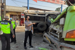 Kecelakaan dua truk di Tangerang mengakibatkan pengemudi kritis