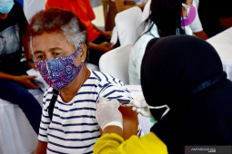 FOTO – Serbuan Vaksinasi COVID-19 Maluku Lampaui Target
