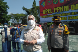 Bupati Karawang berkeliling gunakan mobil bak terbuka umumkan PPKM