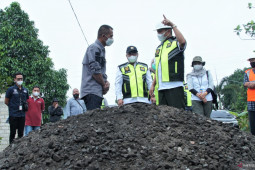 Wawali monitoring perbaikan jalan akibat banjir