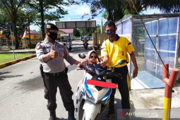 Balita perempuan ini merengek hingga sakit minta naik mobil patroli polisi
