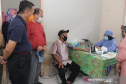 Gubernur Babel pastikan vaksinasi COVID-19 di Puskesmas Perlang terapkan prokes