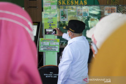 Buat "vidblogging", cara Bupati Situbondo semangati nakes sebagai garda terdepan melawan COVID-19