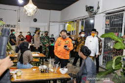 Bupati Jember bubarkan  kerumunan warga di beberapa lokasi