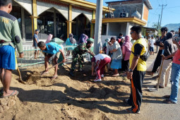 Bhabinkamtbmas dan Babinsa gelar gotong royong