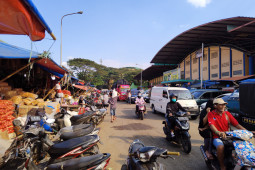 Pendapatan pedagang Pasar Induk Kramat Jati berkurang 40 persen