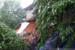Satu rumah warga tertimbun longsor di Ambon, waspadai bencana