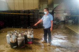 Pabrik biskuit di Binjai Utara terbakar