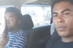 Video viral pamer pistol, dua warga ditangkap