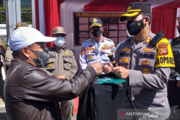 Polres Garut bagikan seribu kotak nasi bagi warga terdampak PPKM