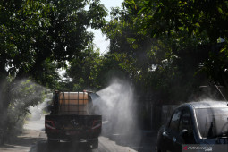 Penyemprotan Disinfektan di Zona Merah COVID-19