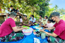 Satgas TNI latih  warga di perbatasan RI-PNG buat keripik pisang