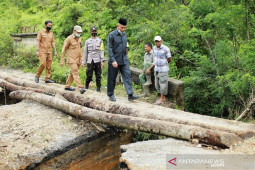 Tinjau jembatan ambruk sambil jalan kaki, begini kata Bupati Nagan