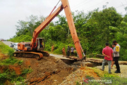 TNI, Polri, Dinas PUPR bangun jembatan darurat di Nagan Raya cegah warga terisolir