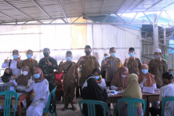Wabup Tanjabbar tinjau vaksinasi yakinkan warga vaksin halal dan aman