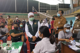Gubernur Khofifah apresiasi vaksinasi tanpa melihat asal-usul kependudukan