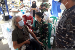 Warga antusias ikuti vaksinasi massal yang digelar Lantamal XII di Pelabuhan Senghie