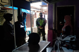 Satgas Sukabumi sambangi pasien yang lakukan isolasi mandiri